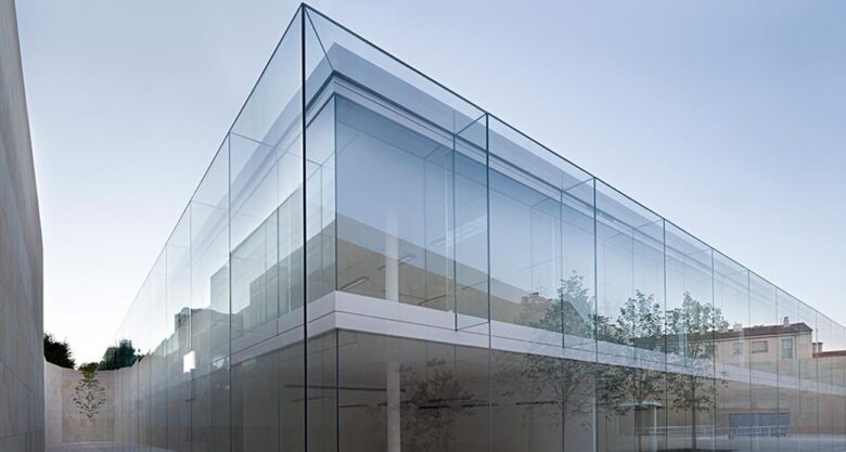شیشه در نمای ساختمان